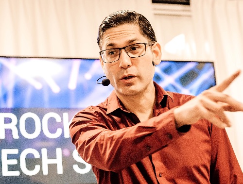 #218: Using Metaphors to Power Up Your Presentations  – Oscar Santolalla, DTM